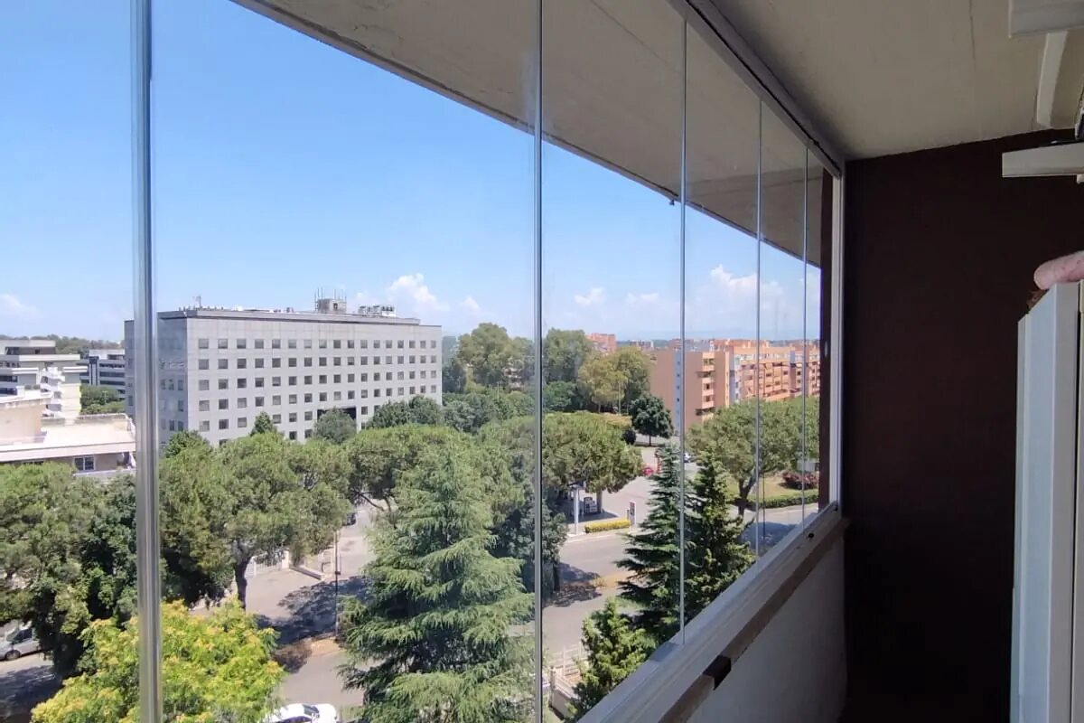 Balcone a Tor Vergata dopo l'installazione delle vetrate panoramiche