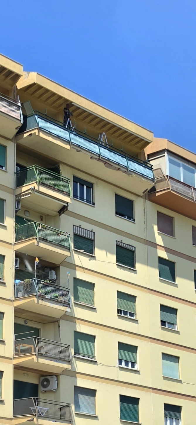 Lo stesso balcone in Circonvallazione Nomentana prima della posa delle vetrate panoramiche