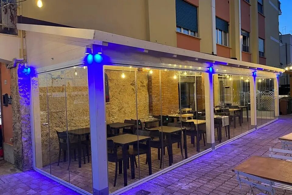 Dehors di un ristorante chiuso con vetrate panoramiche, realizzazione M3 Vetrate