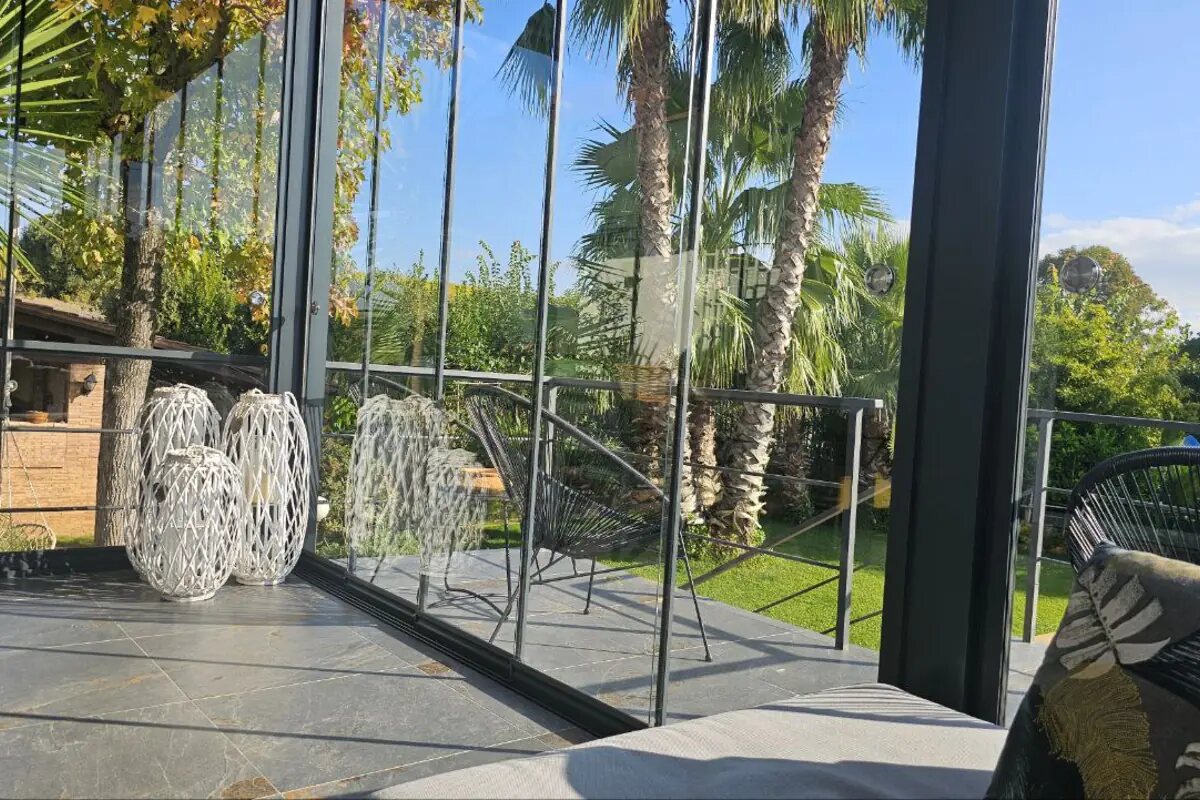 Veranda reale con chiusura panoramica in vetro realizzata da M3 Vetrate